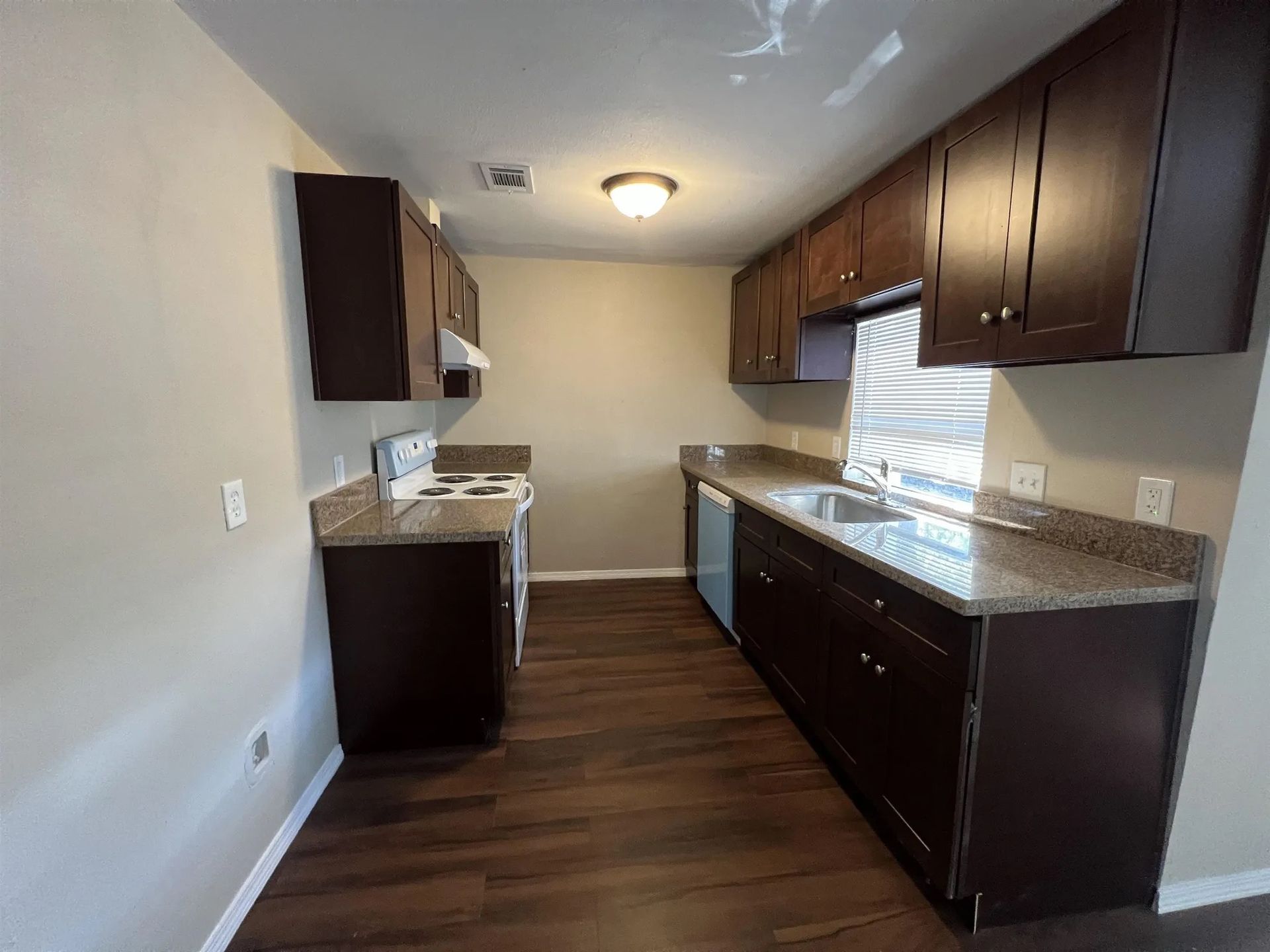 25. E Bolivar St 640