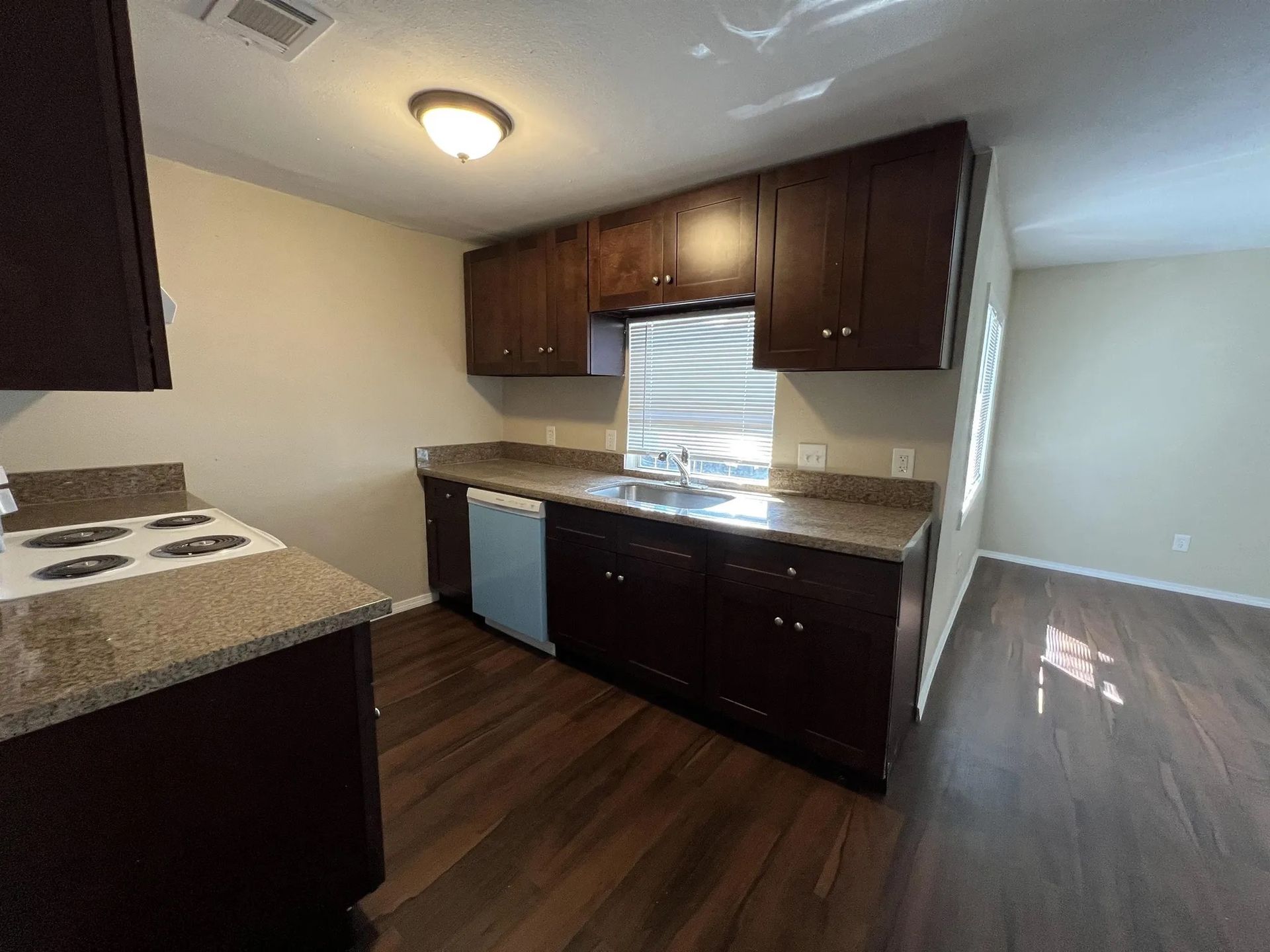 25. E Bolivar St 640