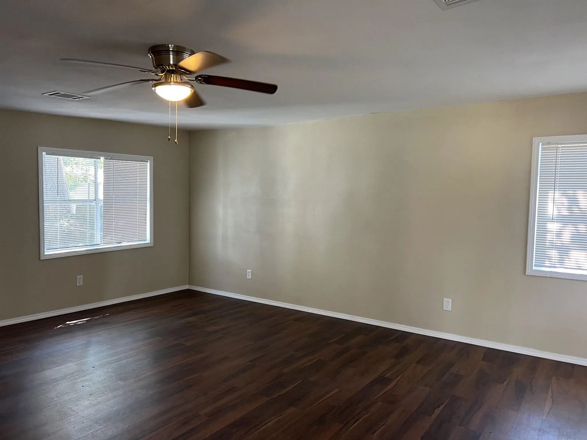 25. E Bolivar St 640