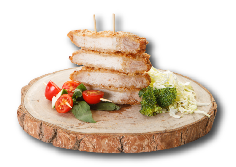 一塊上面放有肉和蔬菜的木製砧板。