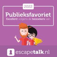 Een man en een vrouw houden een trofee vast op een paarse achtergrond.