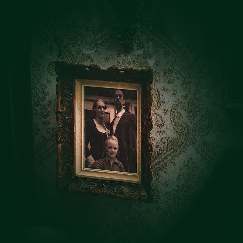 Aan de muur hangt een zwart-witfoto van het gezin Schillinger.