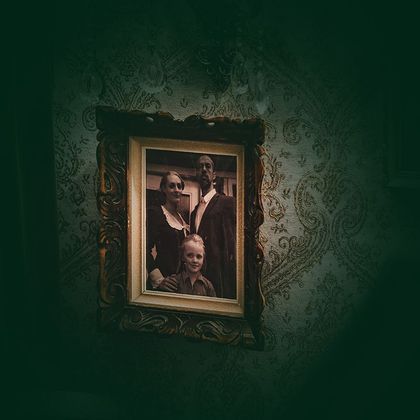 Aan de muur hangt een zwart-witfoto van het gezin Schillinger.