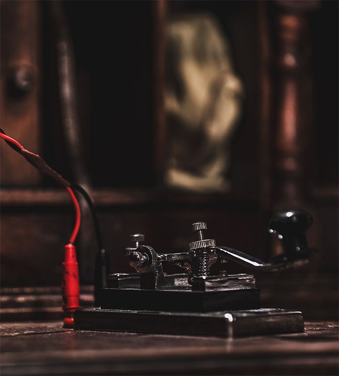 Een ouderwetse telefoonsleutel ligt op een houten tafel