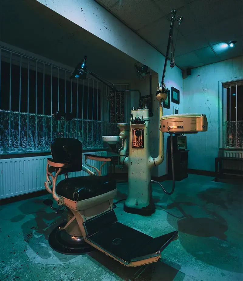 De oude tandartsstoel in een donkere kamer