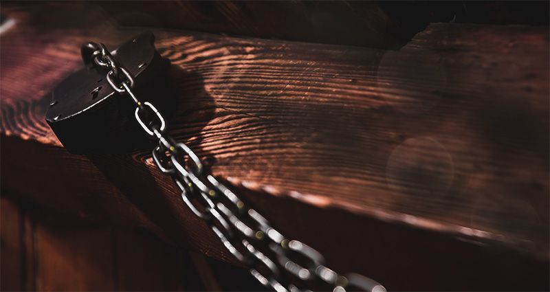 Een close-up van een ketting op een houten oppervlak.