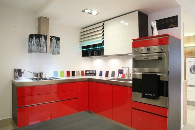A modern kitchen with silver trim and white work tops bring a modern yet practical feel to your kitchen.