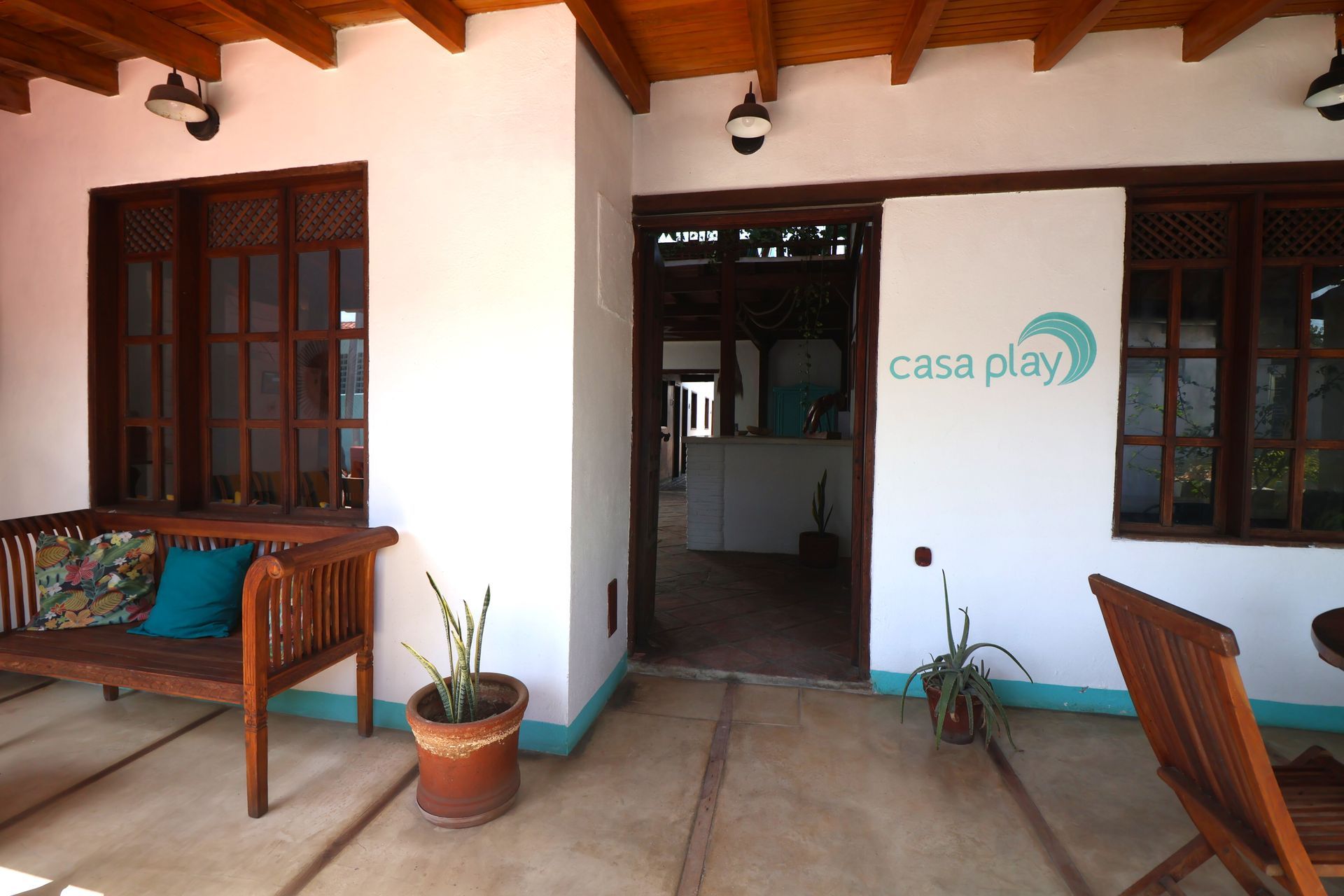 A white building with a sign that says casa play