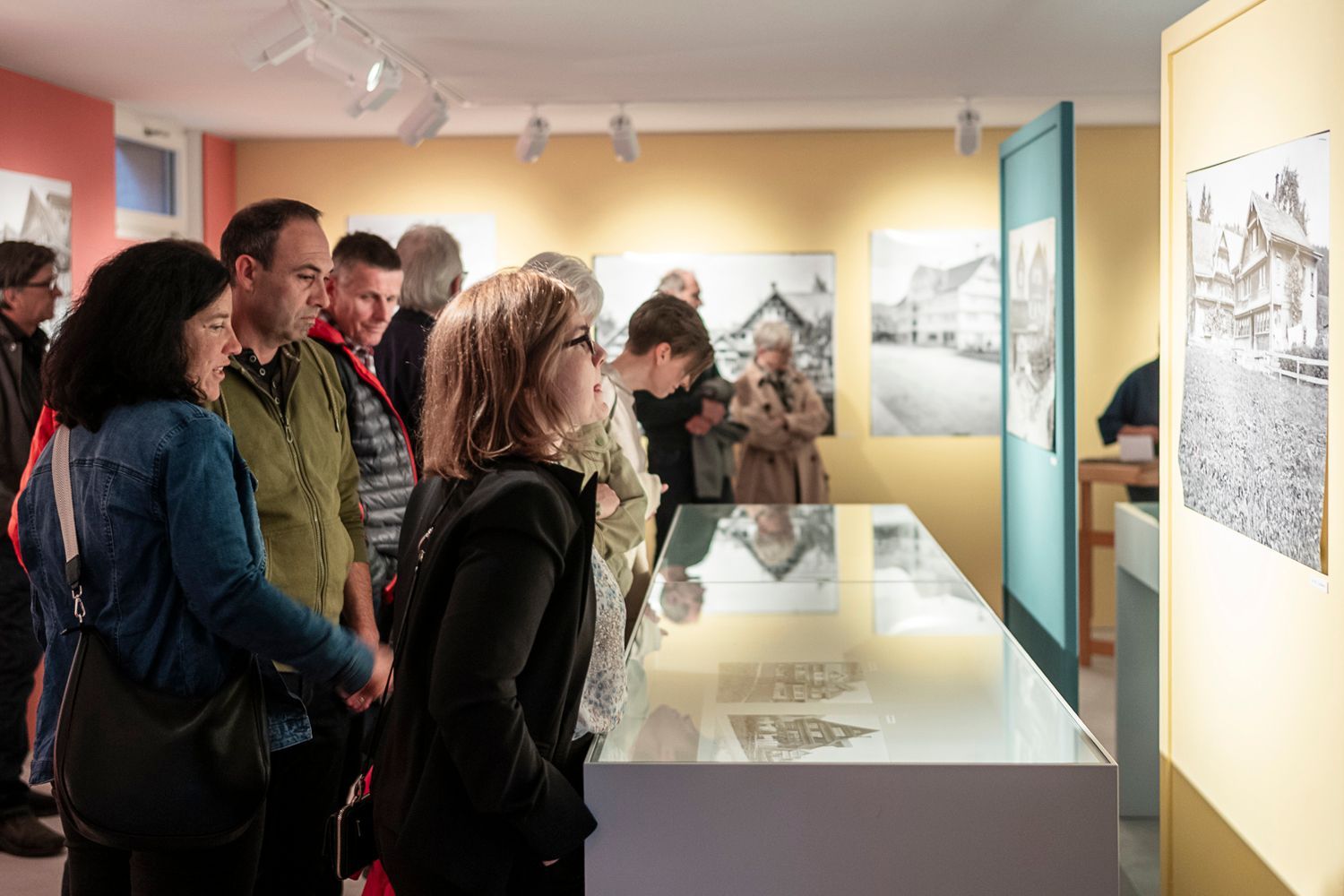 Historischer Ausstellungsraum im Ackerhus mit bemalten Bauernmöbeln und alten Schriftstücken