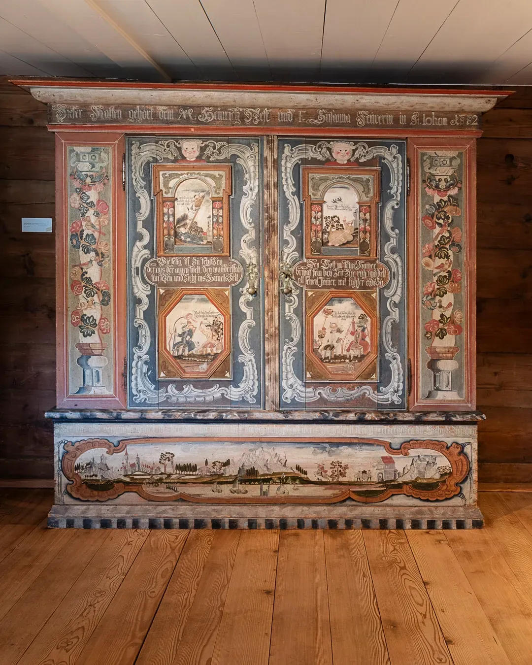 Historischer Bauernschrank mit Möbelmalerei in der Ausstellung des Ackerhus Toggenburg
