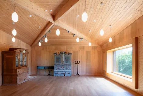 Helles Kulturlokal im Ackerhus mit Holzarchitektur und grosser Fensterfront