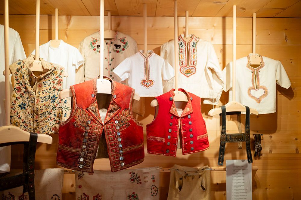 Toggenburger Trachten und Stickerei in der Ausstellung des Heimatmuseums Ackerhus, ornamentik