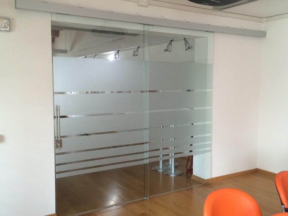 porta in vetro con satinature