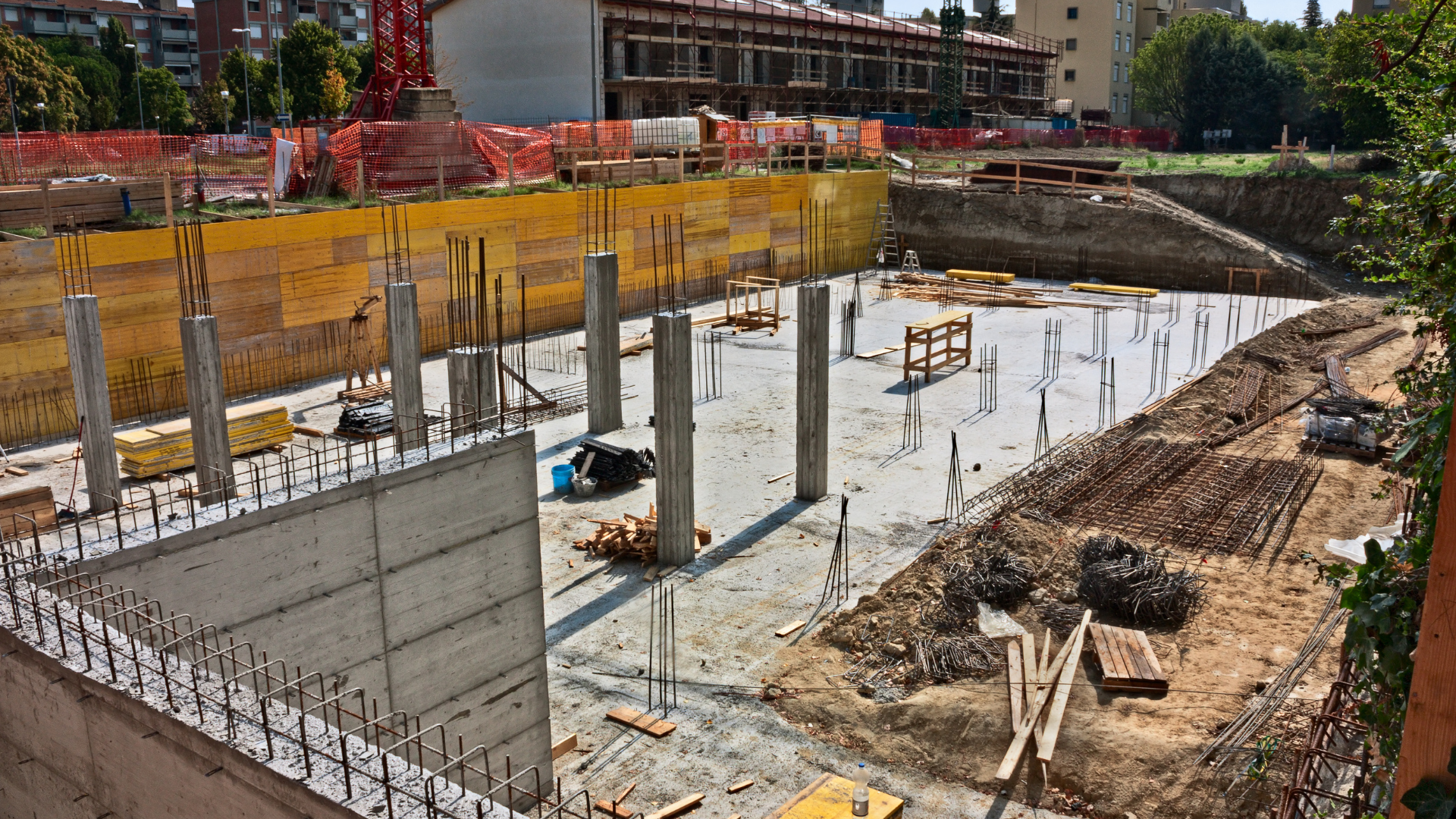 A large construction site with a lot of concrete and pillars.