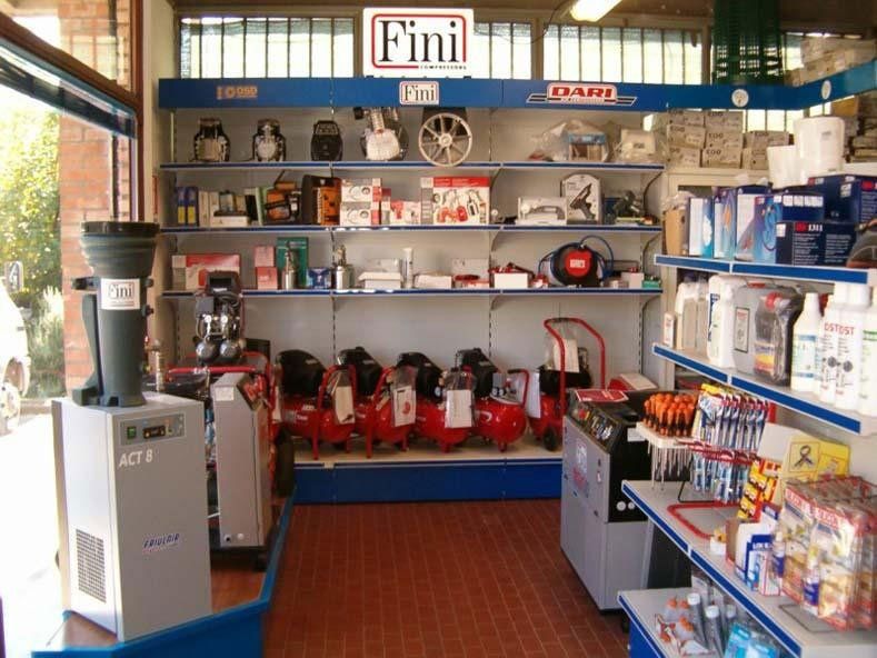 Un negozio con un cartello che dice fini