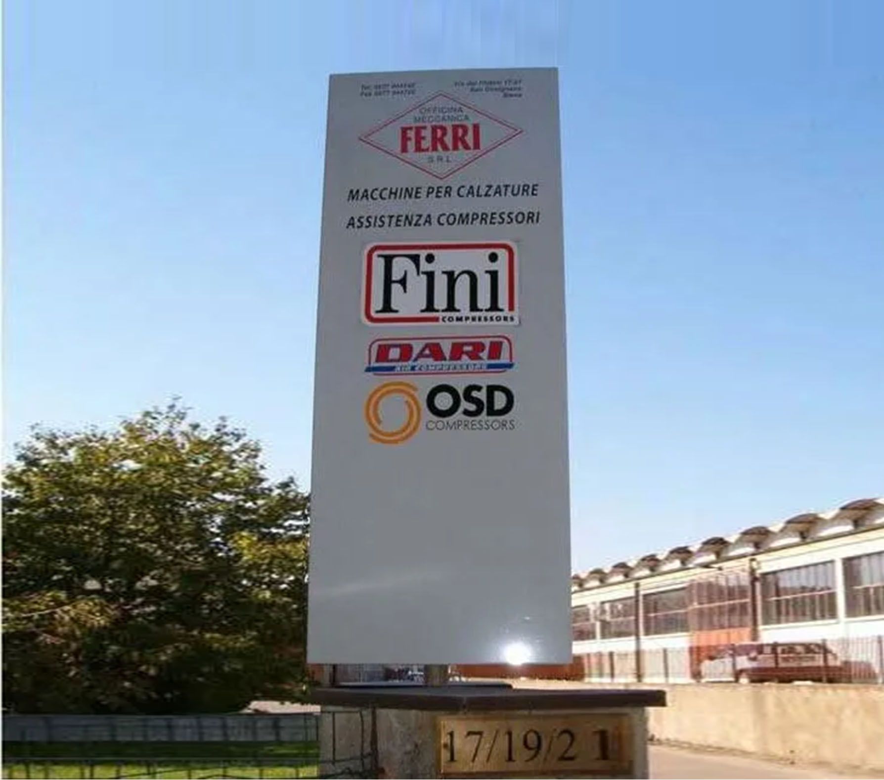 Un grande cartello bianco con la scritta ferri sopra