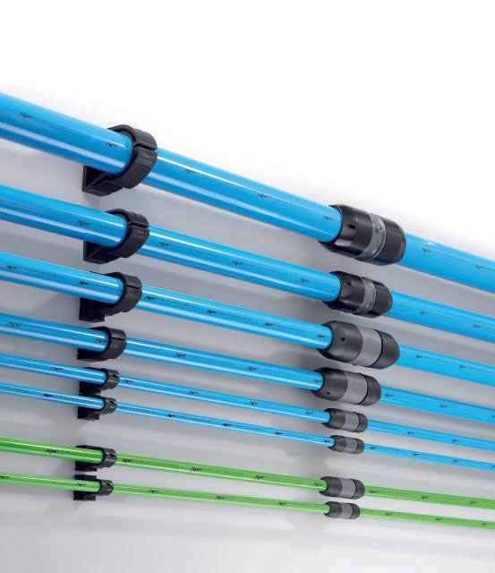 Una fila di tubi blu e verdi appesi a un muro