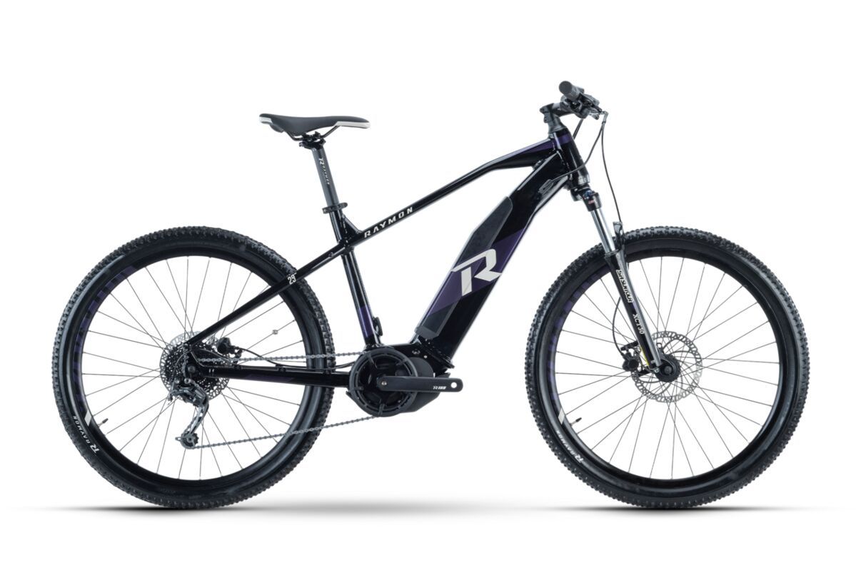 Ein schwarz-violettes elektrisches Mountainbike auf weißem Hintergrund.