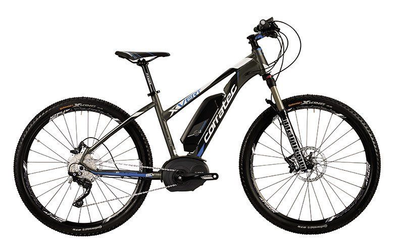 Ein Fahrrad mit einem daran befestigten Motor auf einem weißen Hintergrund.