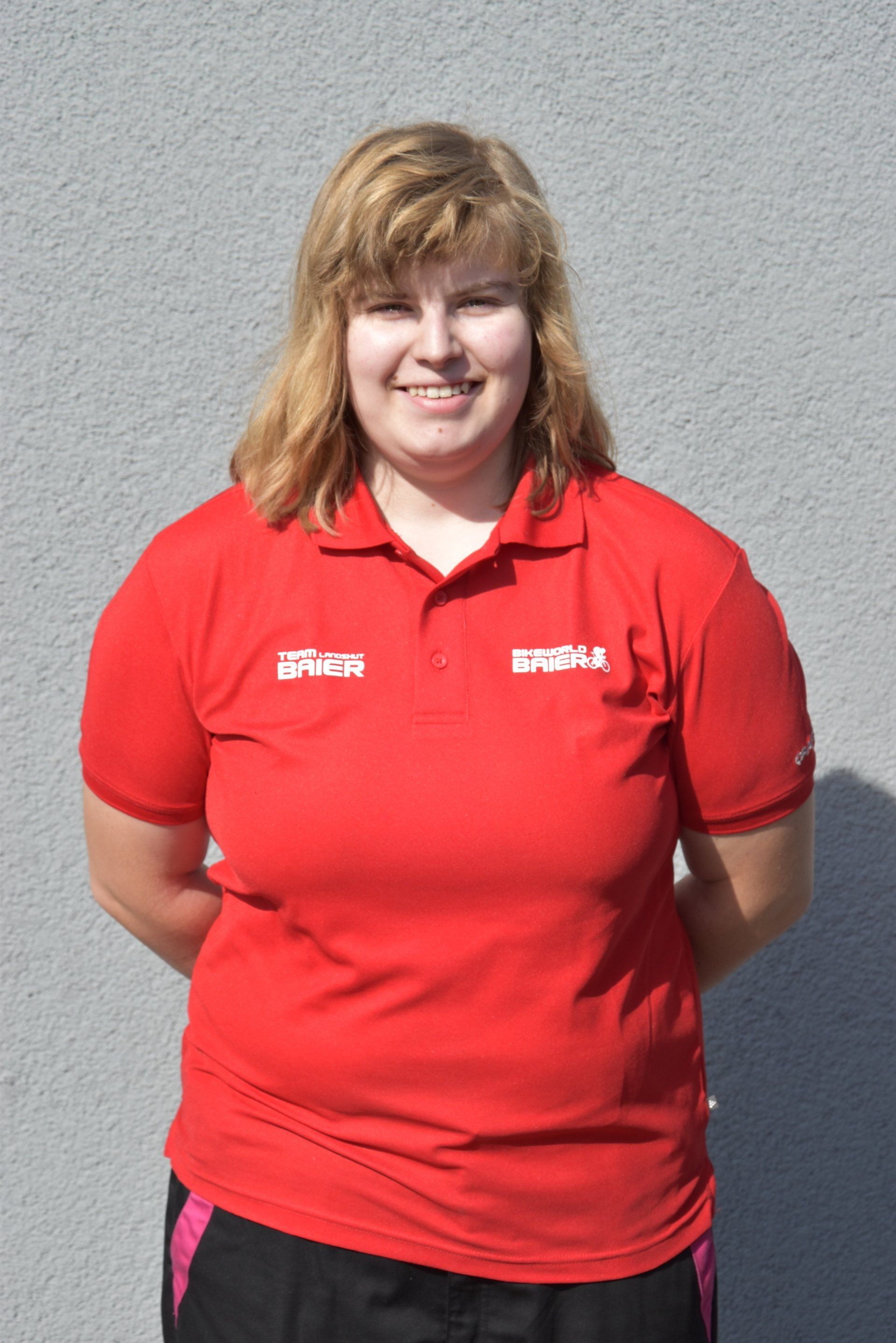 Eine Frau trägt ein rotes Hemd mit der Aufschrift „Schweiz“