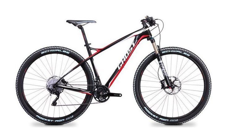 Ein schwarz-rotes Mountainbike mit Scheibenbremse auf weißem Hintergrund.