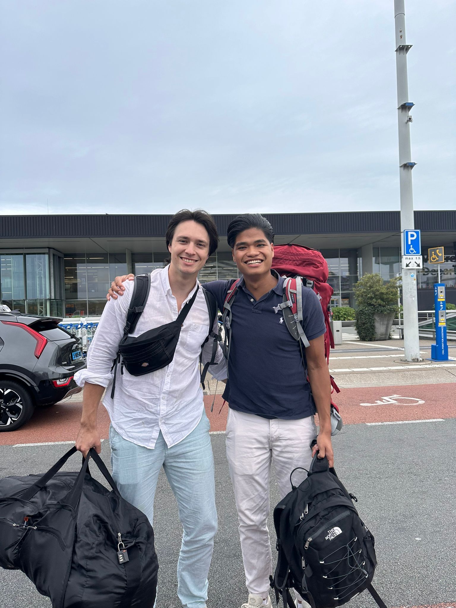 De oprichters van Learn-flix tijdens hun reis, symbool voor samenwerking en innovatie in onderwijs.