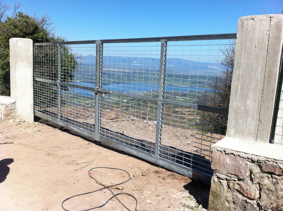 cancello in ferro grigio