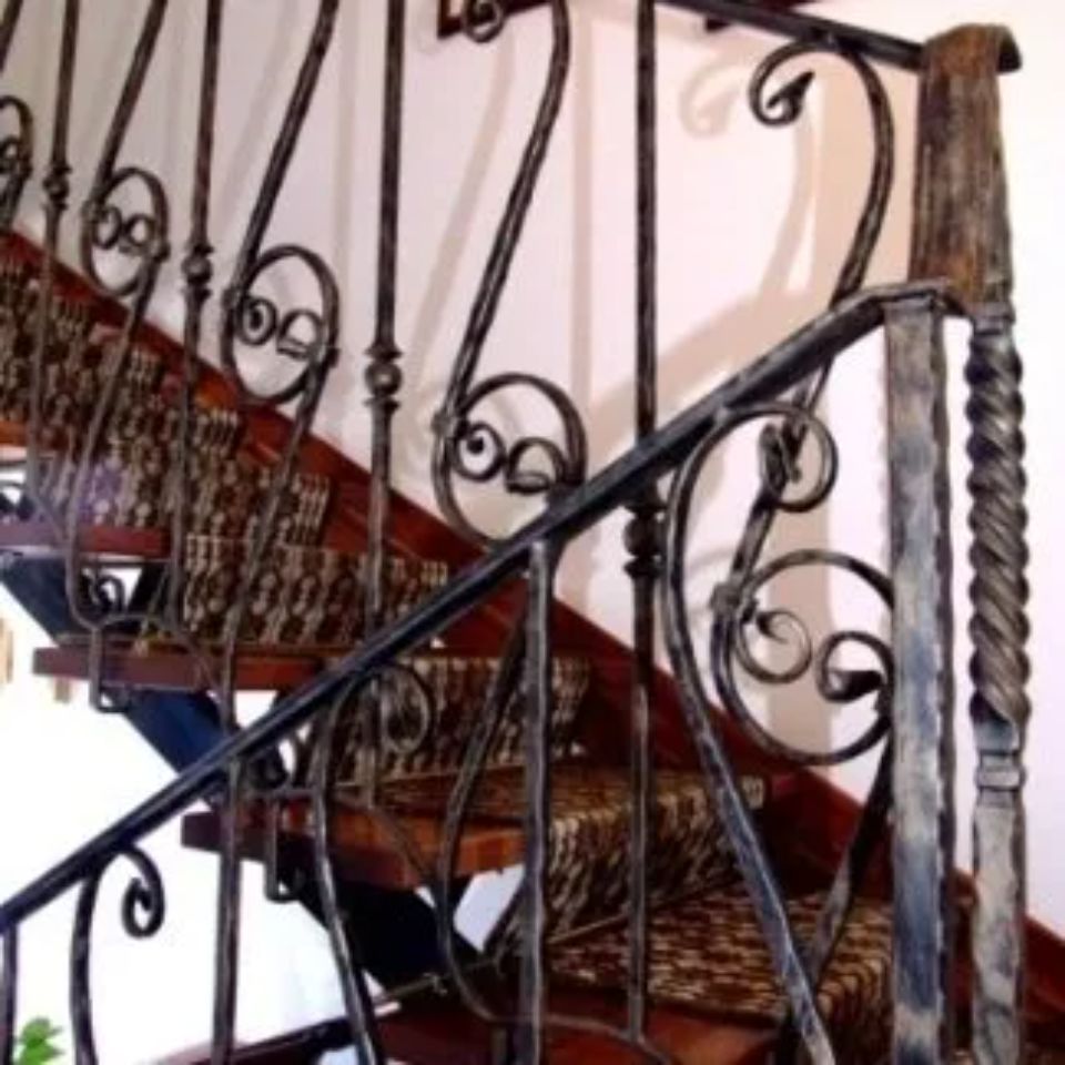 ringhiera decorativa in ferro battuto