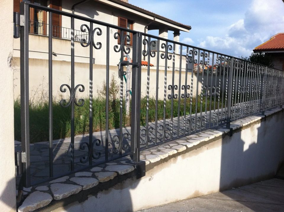 inferriata nera fuori da una casa