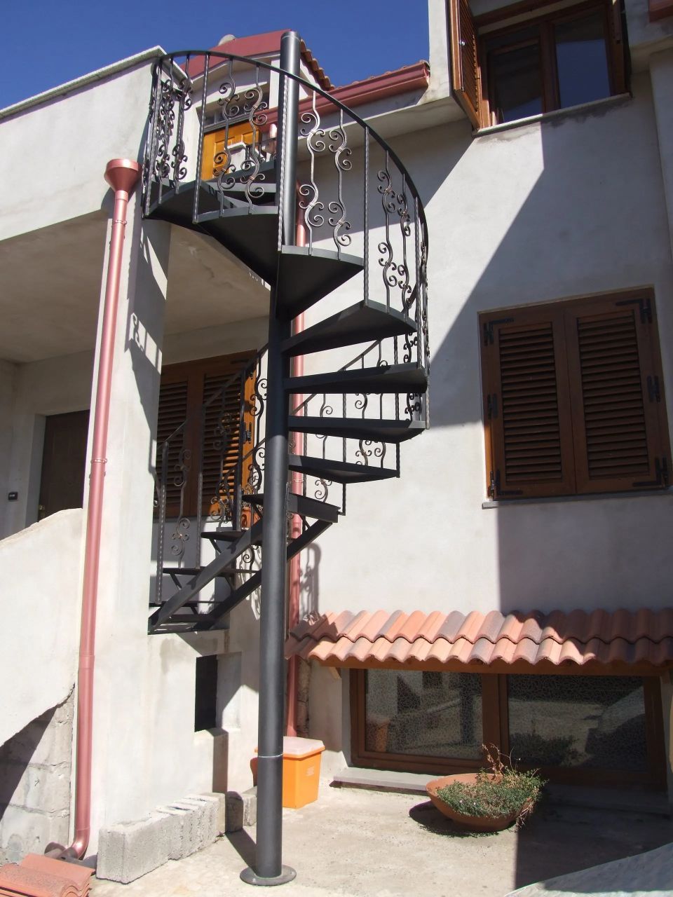 scala a chiocciola esterna con ringhiera in ferro
