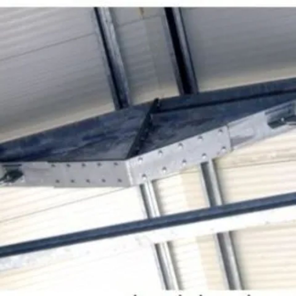 struttura metallica su soffitto di un capannone