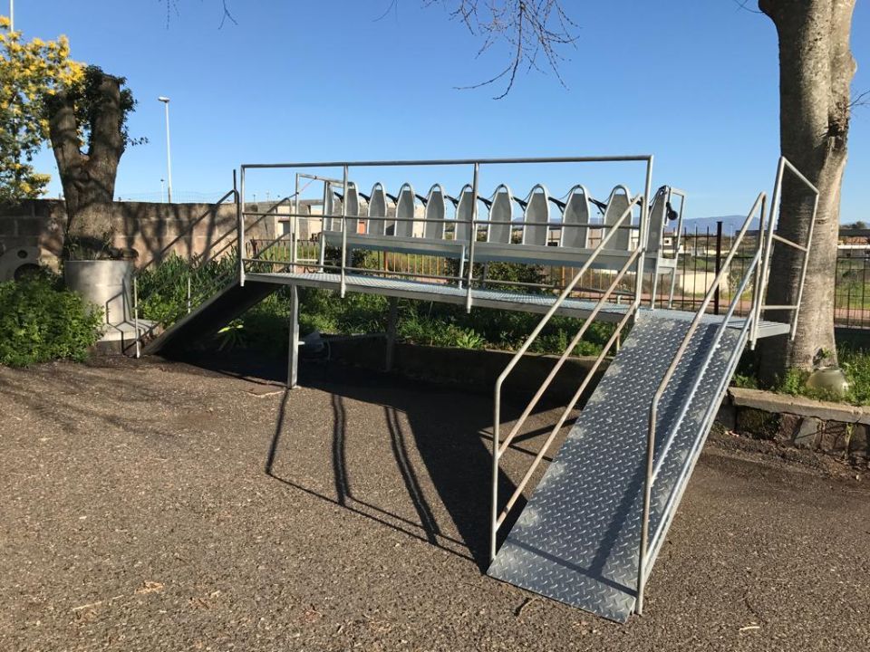 struttura metallica con rastrelliera per ovini