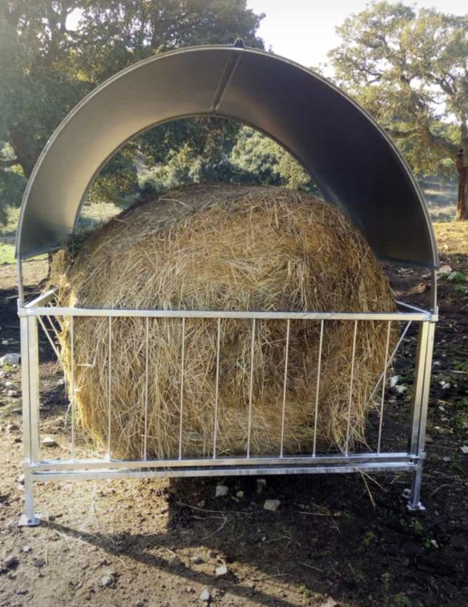 balla di fieno sotto copertura metallica