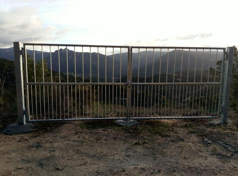 cancello in ferro in un ovile