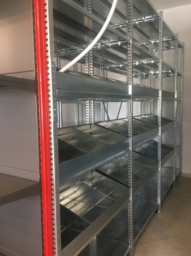scaffalature di metallo