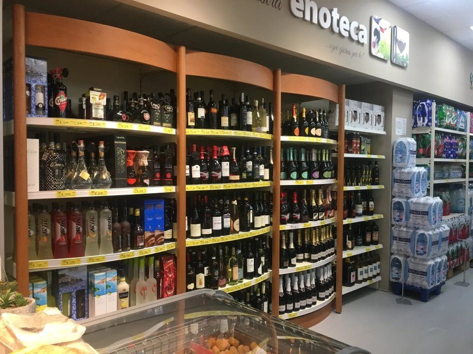 Scaffalature per negozi a Napoli e in Campania in enoteca