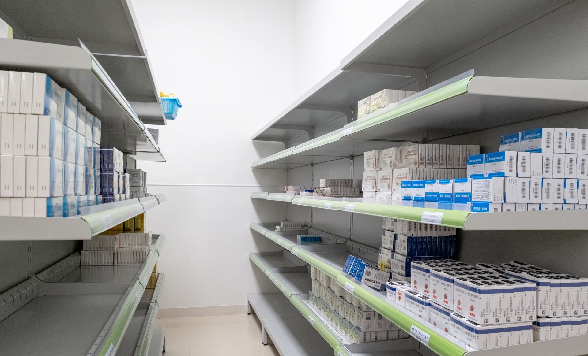 Scaffalature per farmacie a Napoli e in Campania design moderno