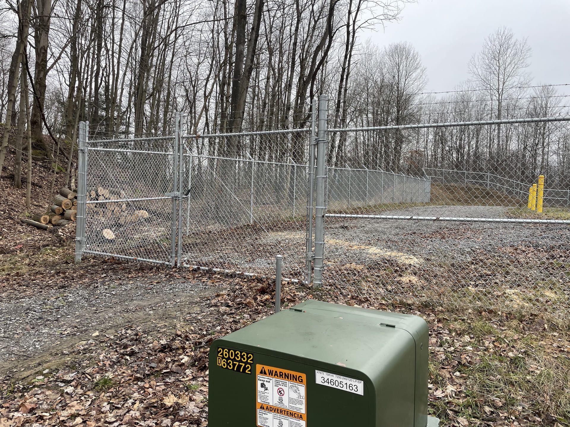 Automatic sliding gates in brown for entrance under a canopy
