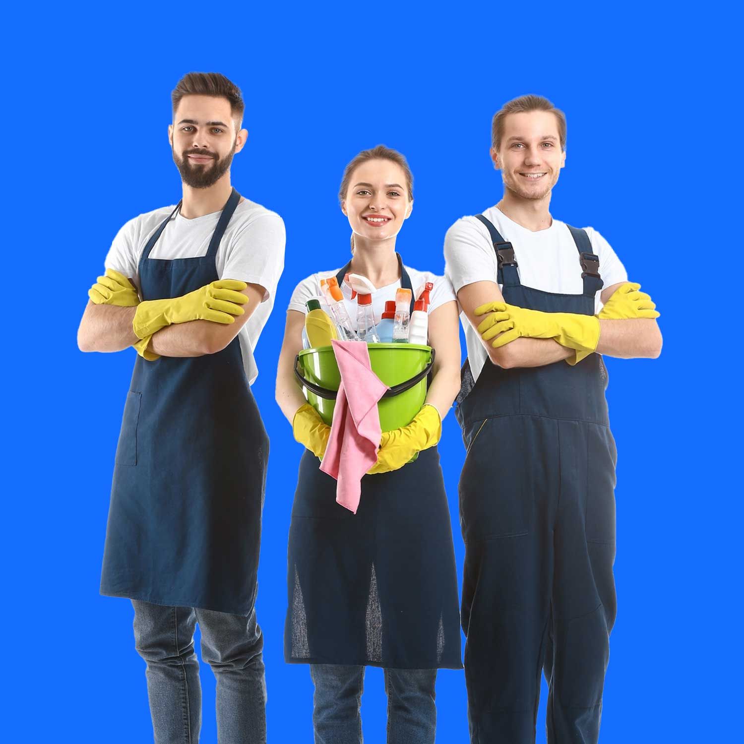 Tre rengøringsassistenter står ved siden af hinanden og holder rengøringsmidler.