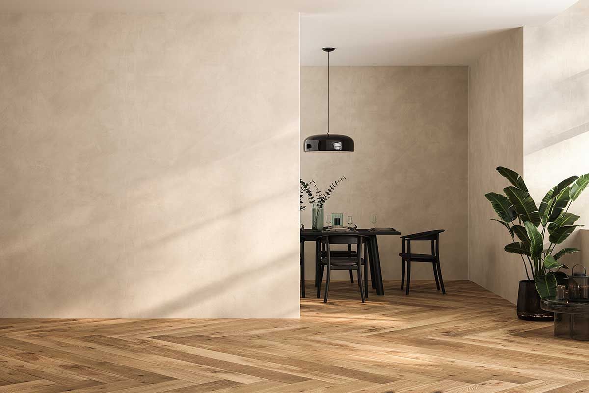 En spisestue med bord og stole og en plante.