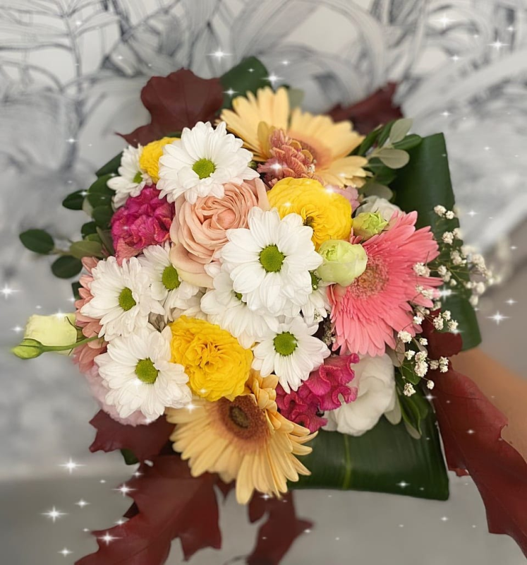 un mazzo di fiori giallo e bianco