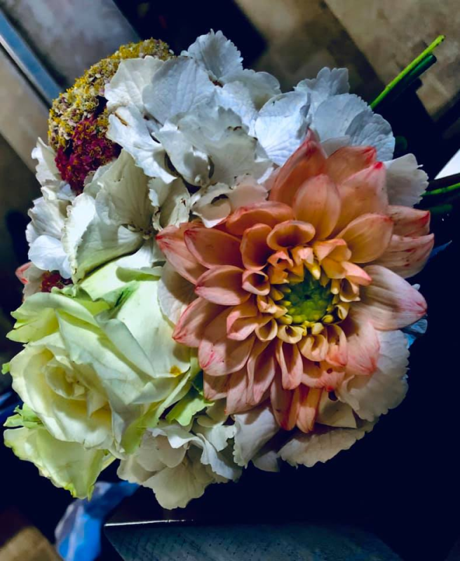 Un primo piano di un mazzo di fiori su un tavolo