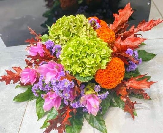 Un mazzo di fiori è appoggiato su un tavolo