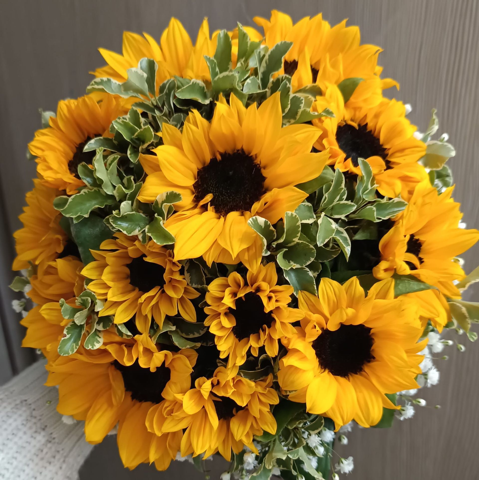 Un mazzo di girasoli gialli con foglie verdi