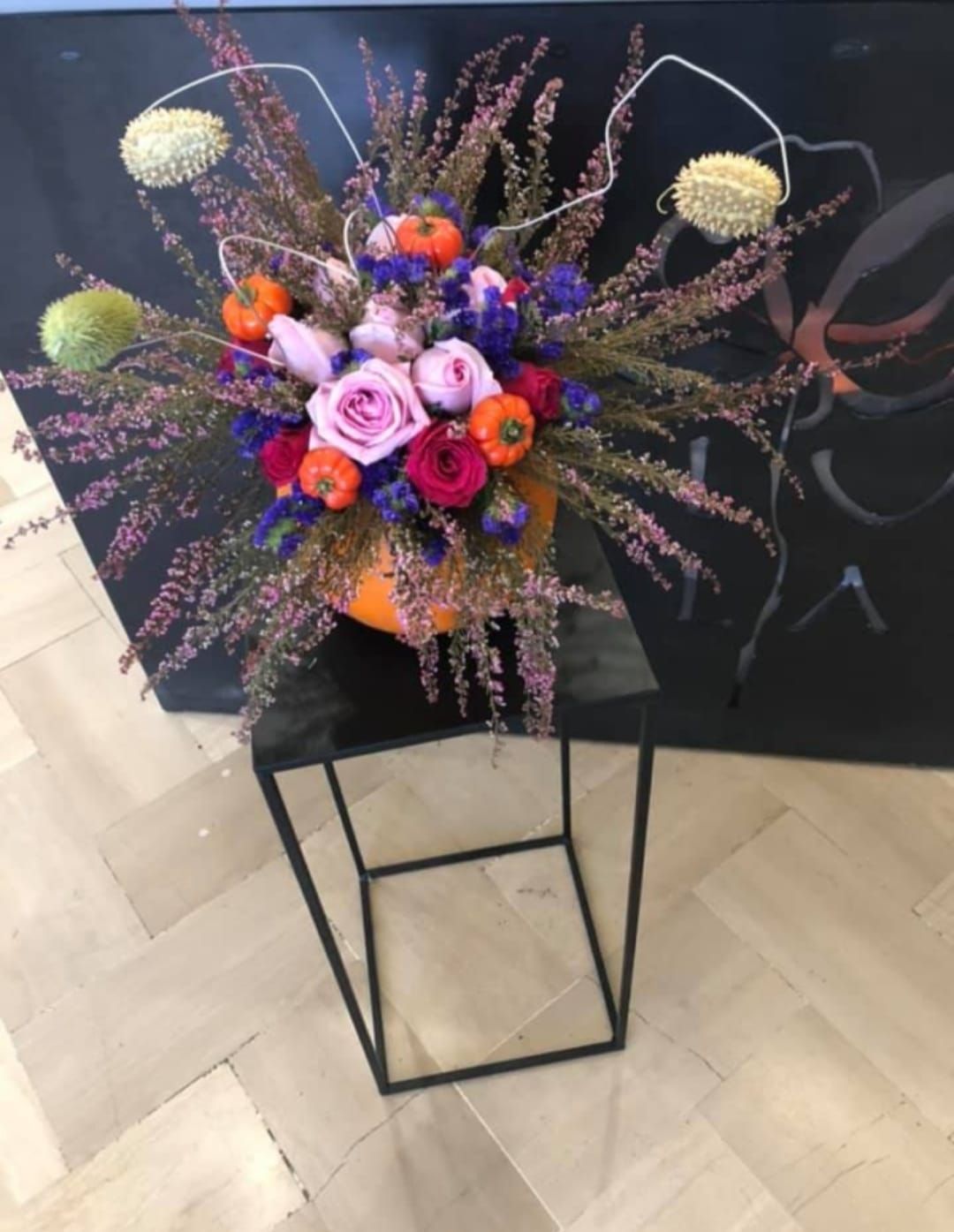 Un mazzo di fiori è appoggiato su un tavolo