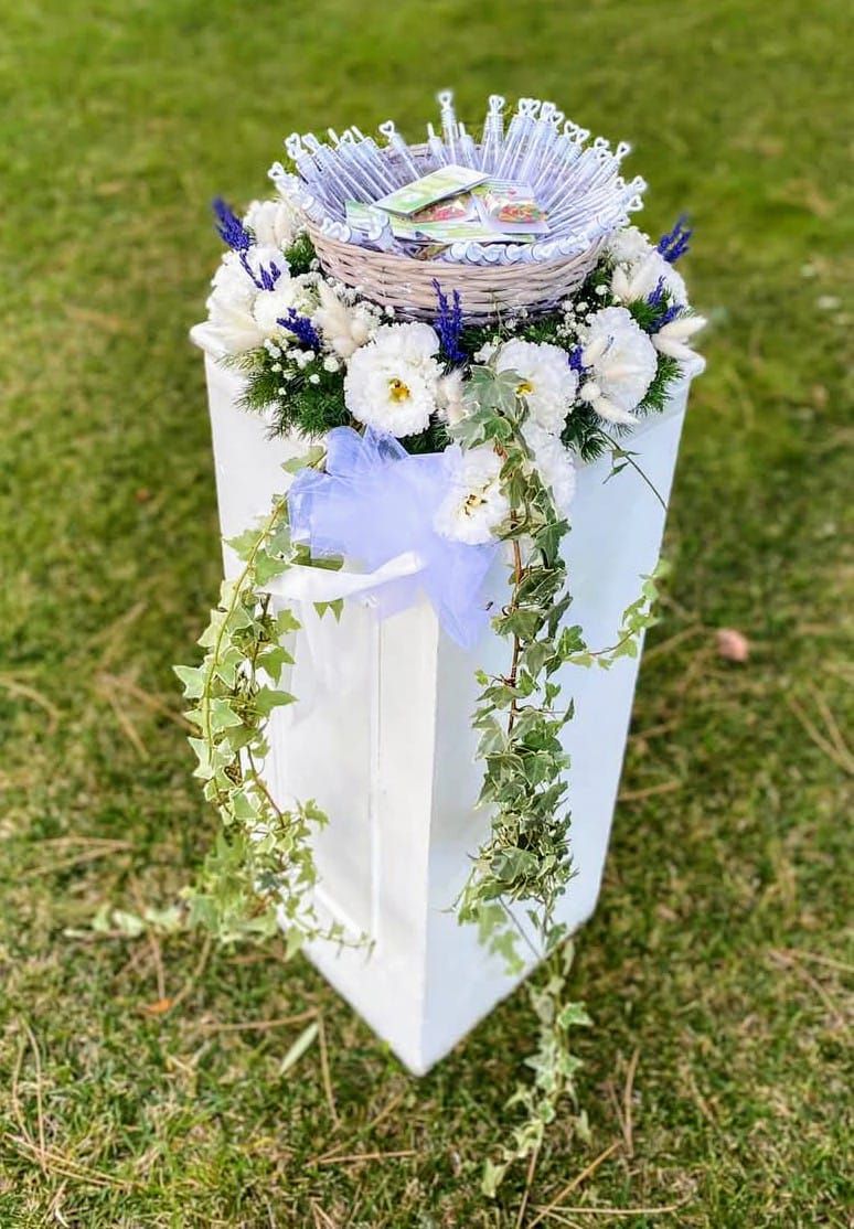 Una scatola bianca con dei fiori sopra