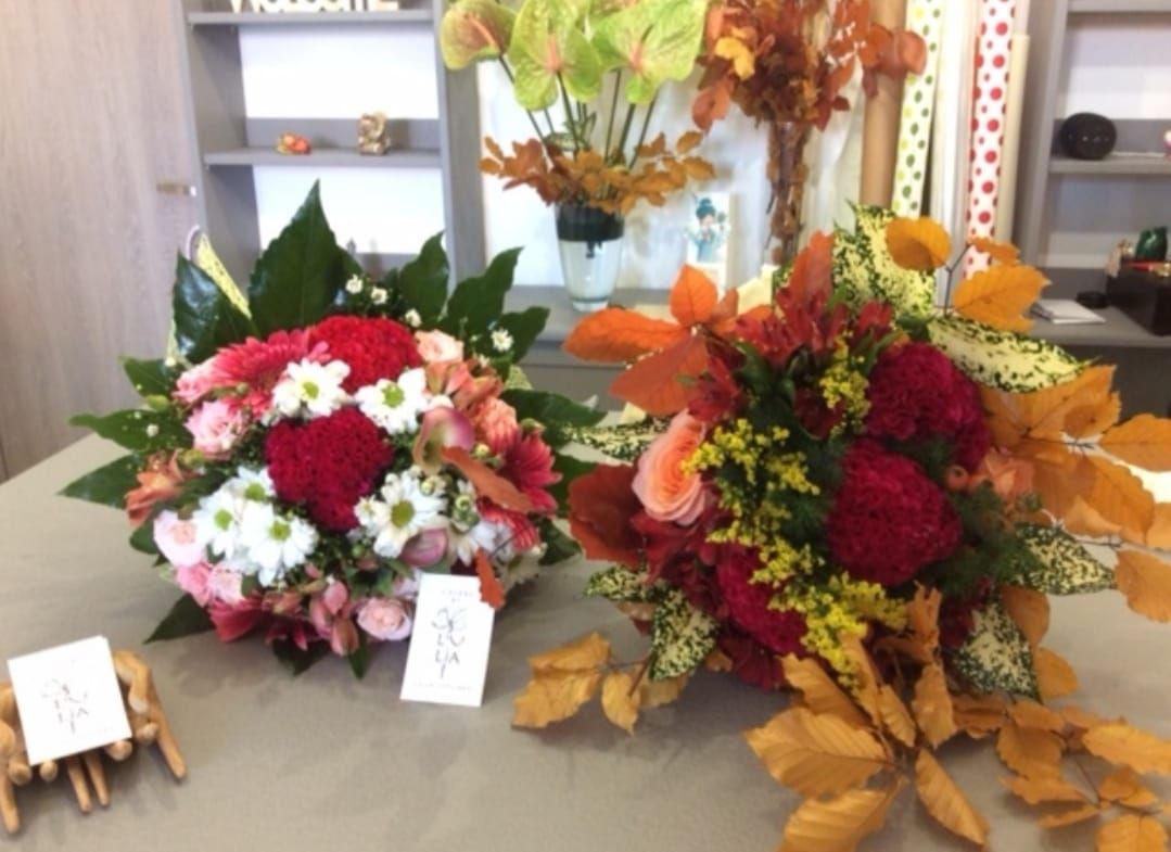 Due mazzi di fiori sono appoggiati su un tavolo