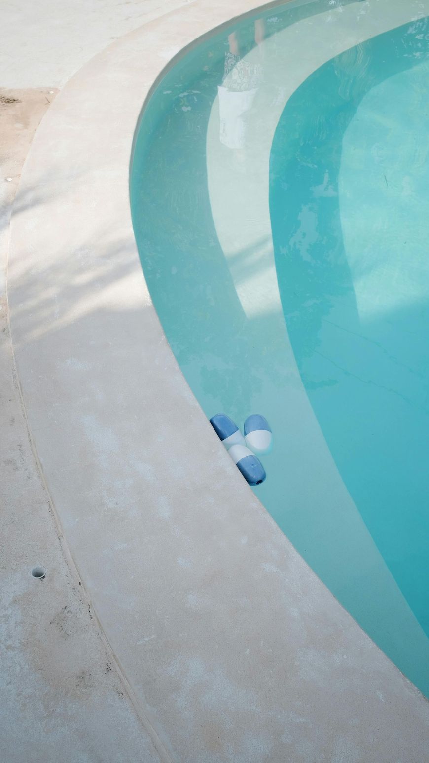 Componenti metallici per braciere impilati su un pavimento di cemento.