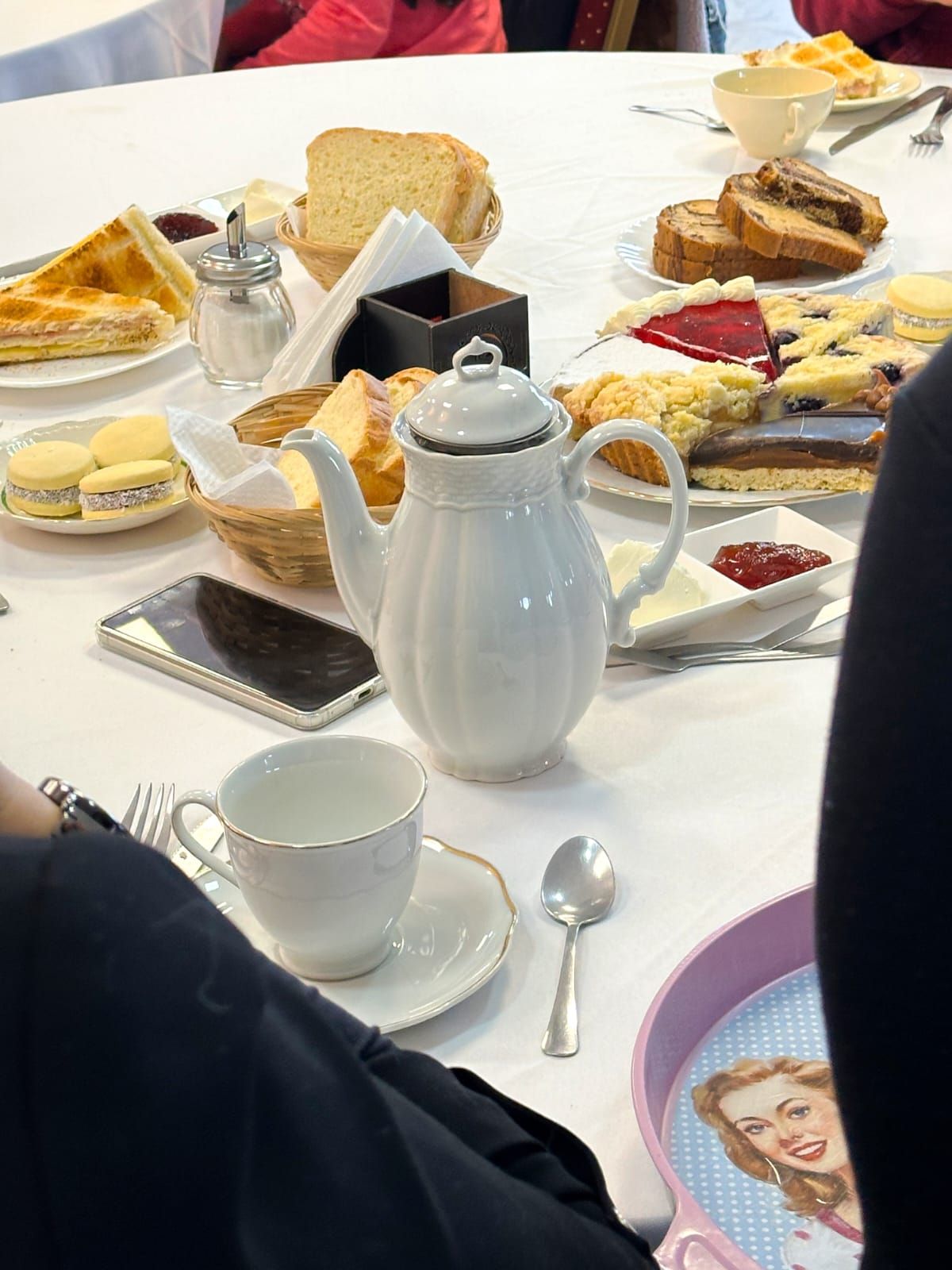 Una mesa cubierta con platos de comida y tazas de té.