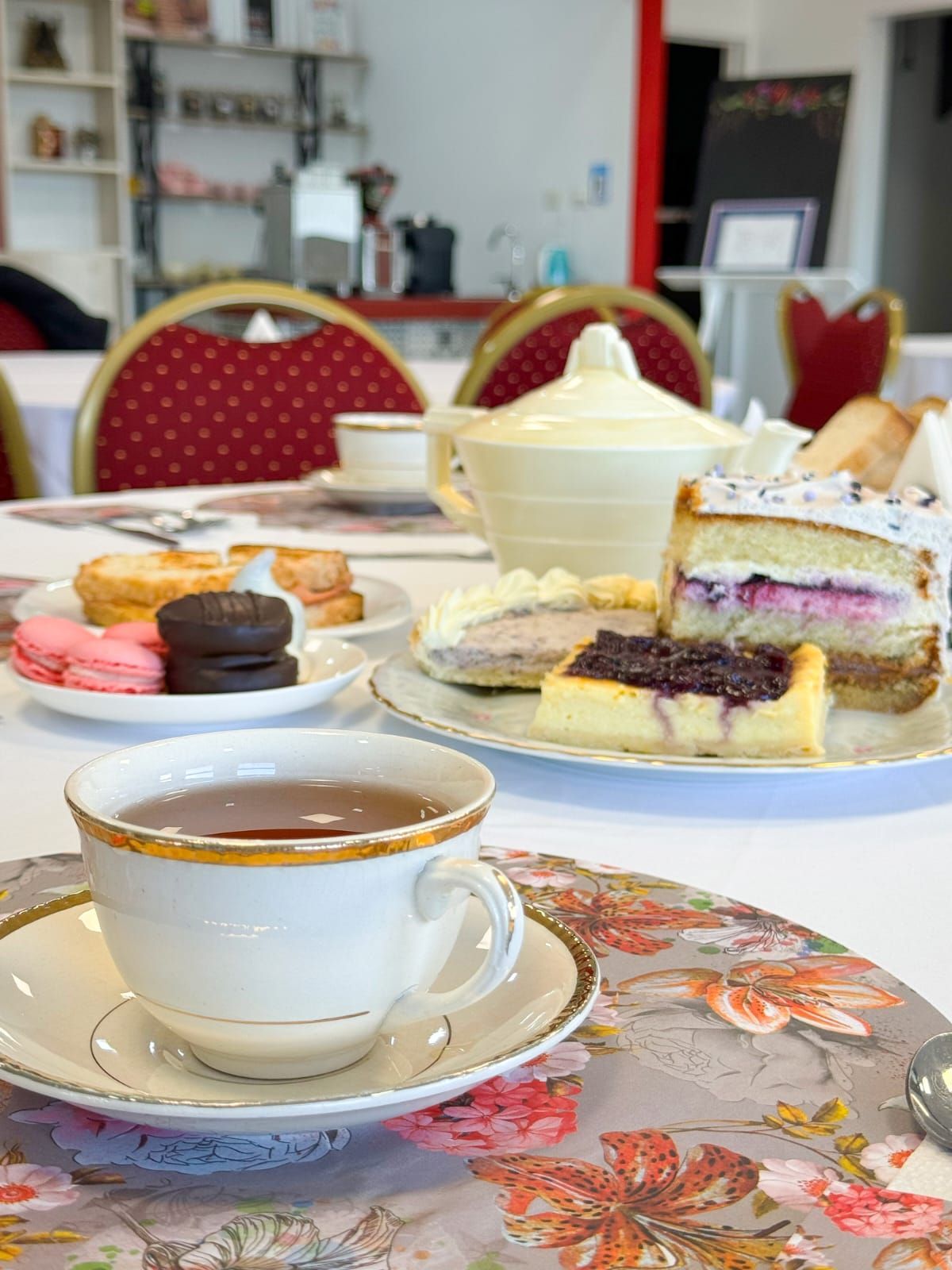 Una mesa cubierta con platos de comida y una taza de té.